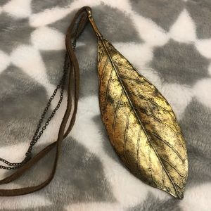 🌸 5 for $25 // Vintage gold leaf statement necklace